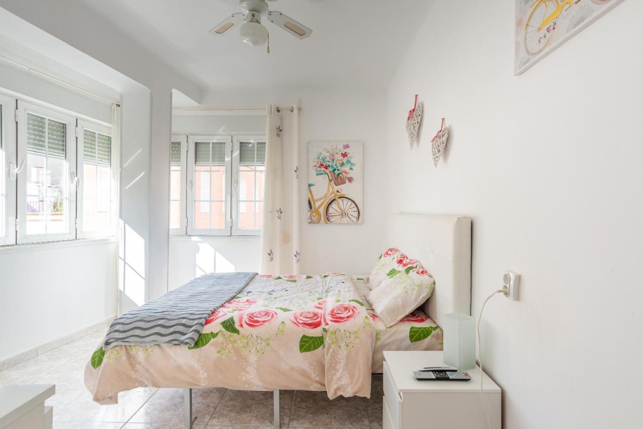 Rooms Breeze & Sun Малага Экстерьер фото