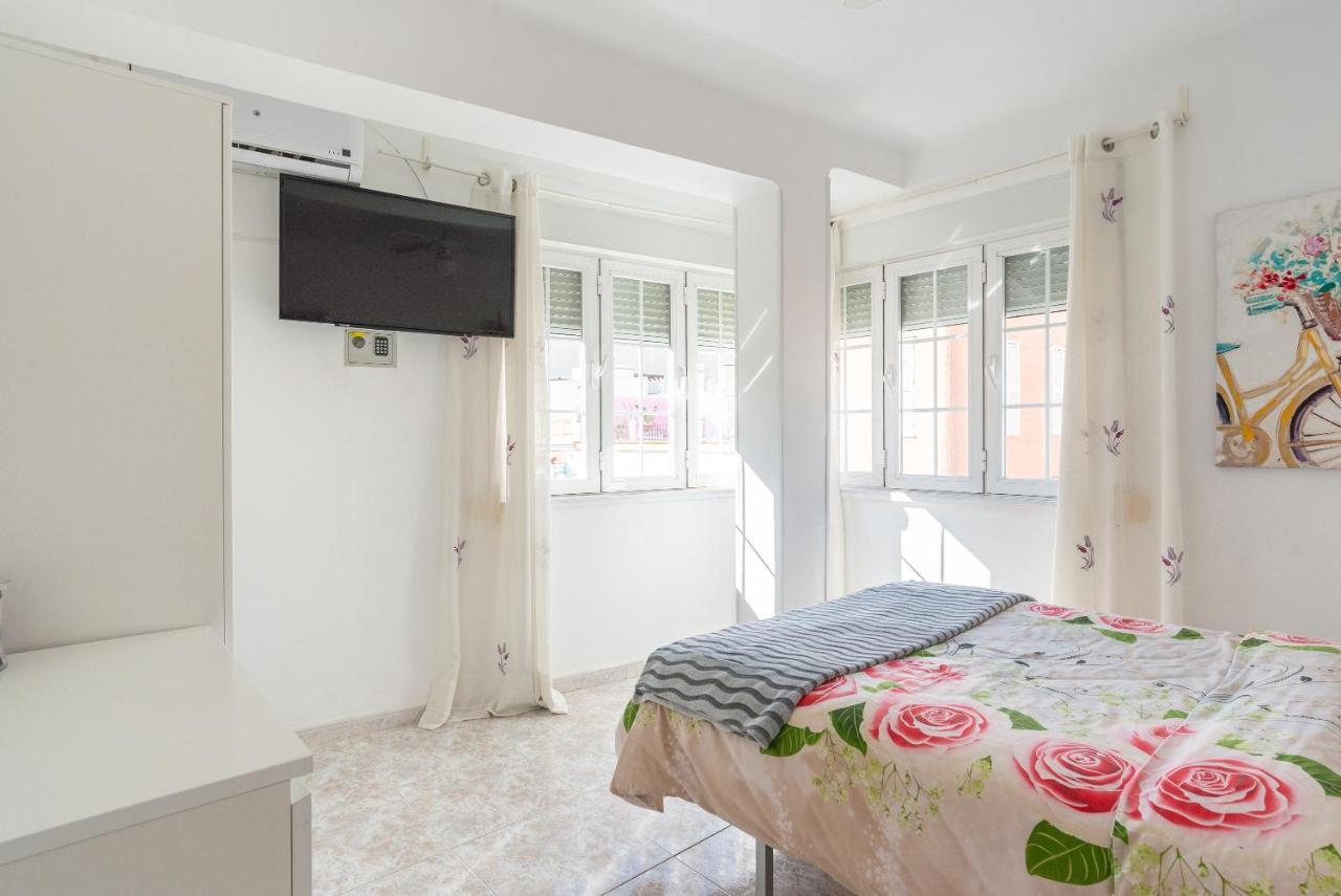 Rooms Breeze & Sun Малага Экстерьер фото